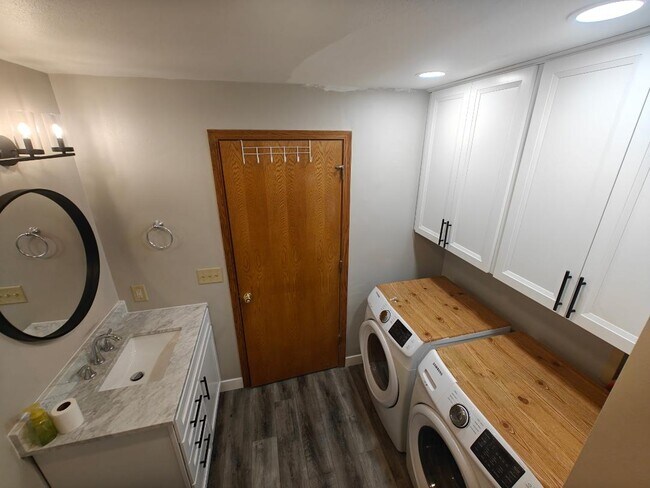 Foto del edificio - 1702 Hulke Dr