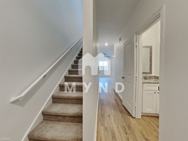 Building Photo - 3 br, 2.5 bath Townhome - 1402 Boxwood Ln