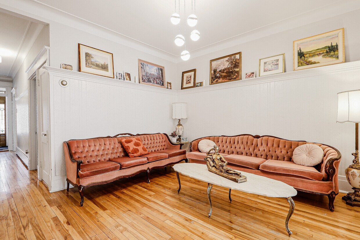living room - 4456 St Garnier