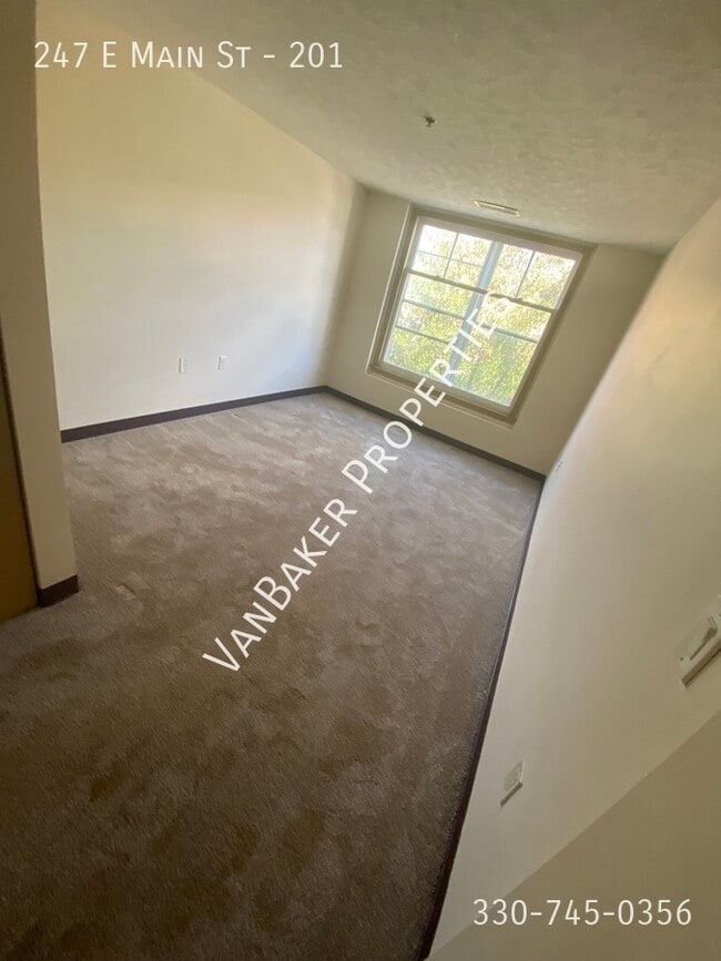 Foto del edificio - 247 E Main St