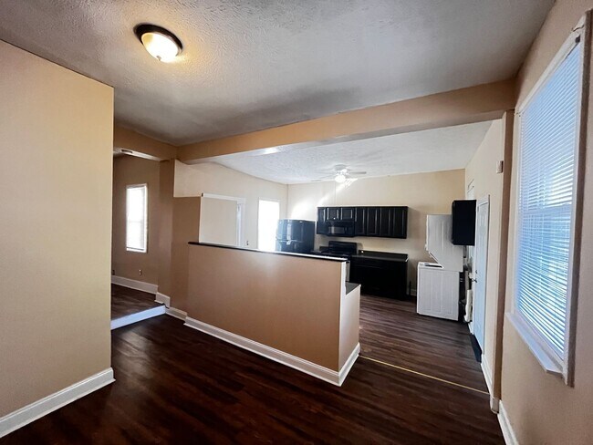 Building Photo - E Washington Duplex