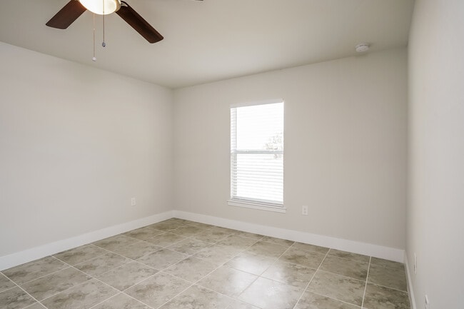 Building Photo - 411 Rosebank Ranch