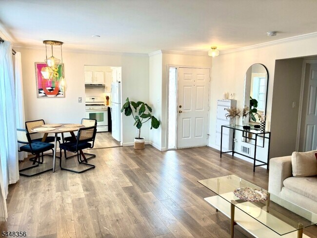 Foto del edificio - 702 Pinehurst Ct