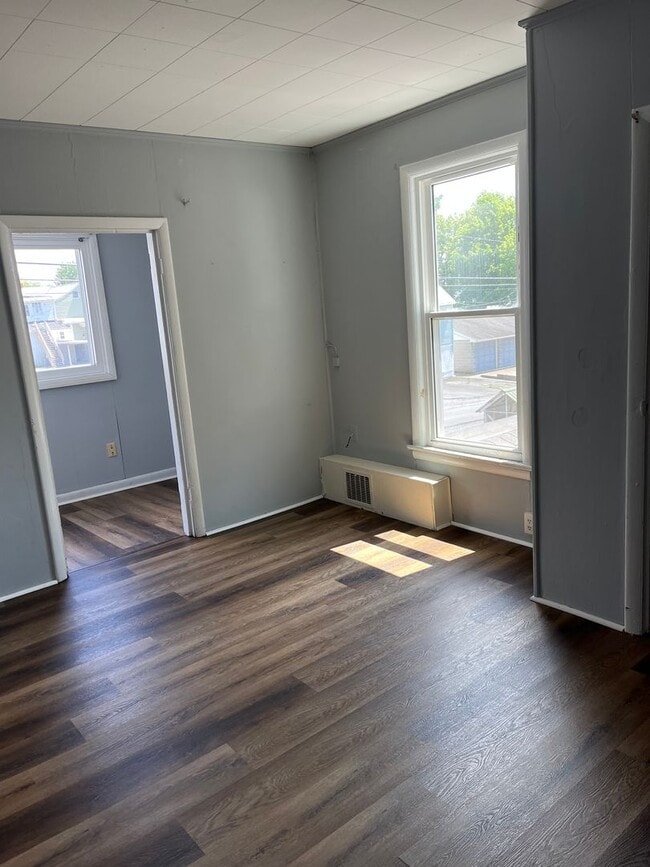 Building Photo - 2 Bedrooms, 1 Bath - 2nd Story - Available...