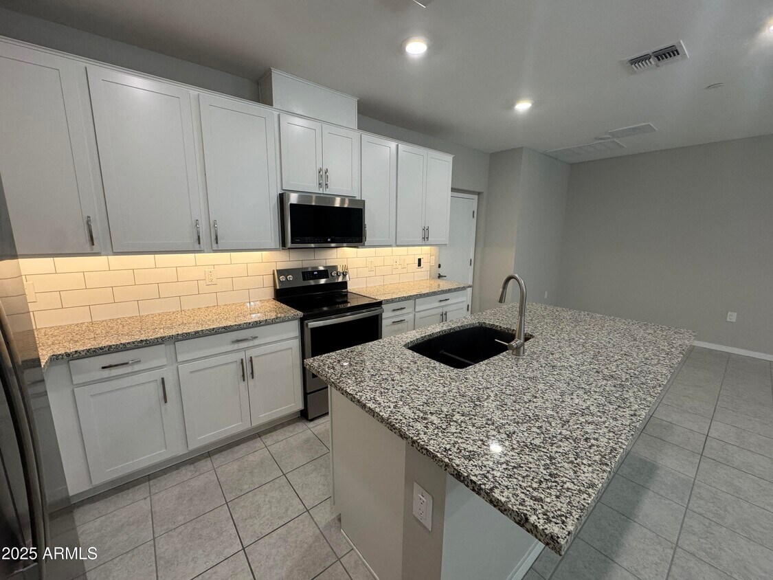 Foto principal - 775 E Furness Dr