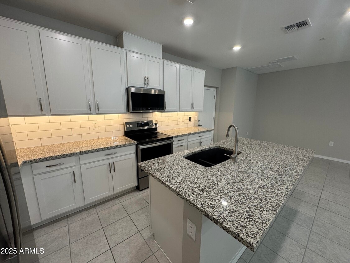 Primary Photo - 775 E Furness Dr