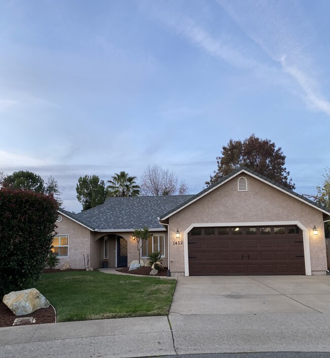 Front of house w/ garage - 1452 Sudan Ct