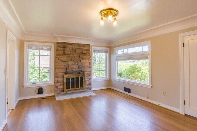 Building Photo - 5bd/4ba Seattle Home