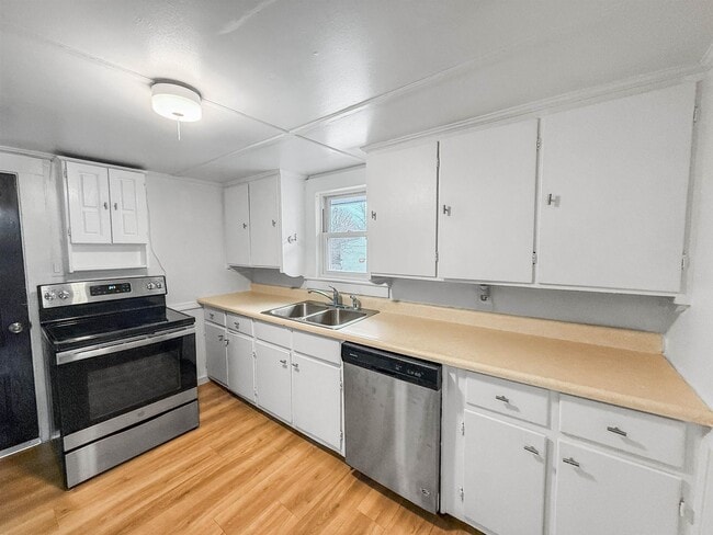 Building Photo - 230 King St