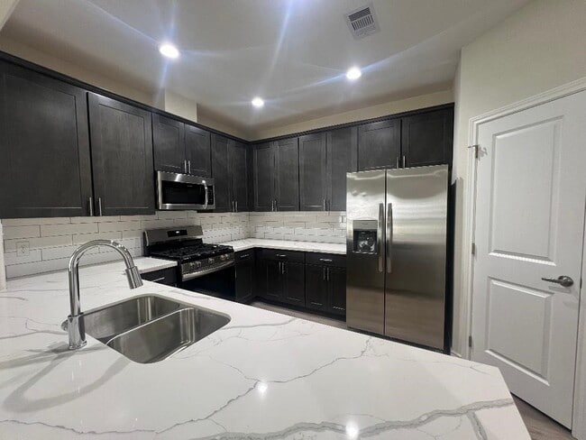 Building Photo - 851 Arbor Pnes Ct