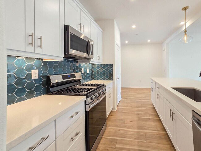 Building Photo - Highly upgraded townhome in Carlsbad