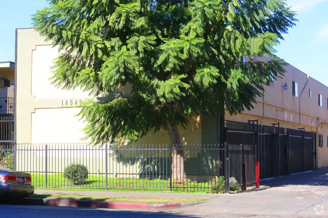 Building Photo - 14547 Saticoy St