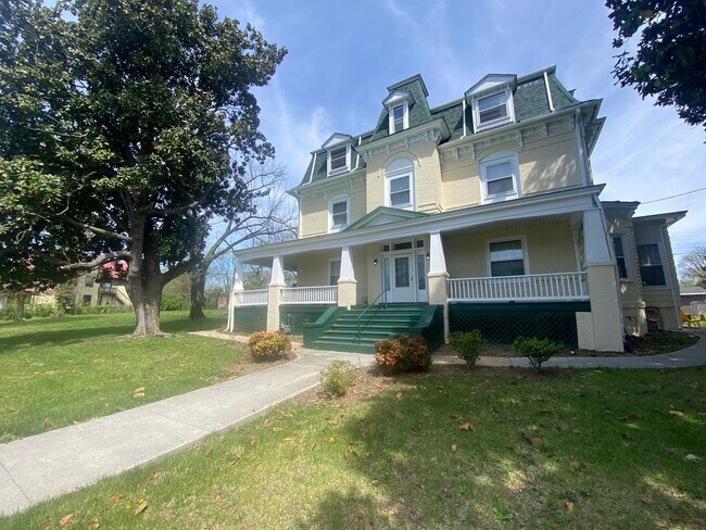 Foto del edificio - 9 Bed 5 Bath Historic Home - Commercial Use