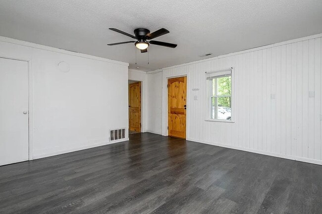 Building Photo - 2 bd, 1 ba house, just north of Columbia off of Route B, many updates, 1 acre lot