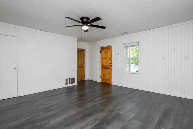 Foto del edificio - 2 bd, 1 ba house, just north of Columbia off of Route B, many updates, 1 acre lot