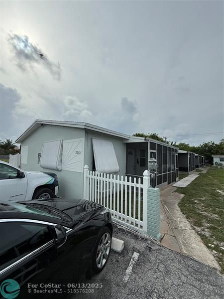 Building Photo - 2213 Lincoln St