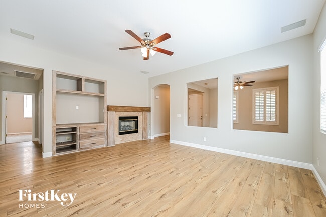 Foto del edificio - 8649 Green Ridge Ave