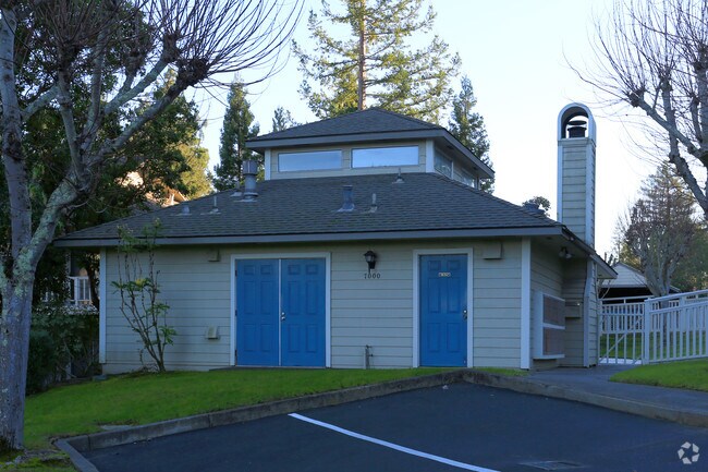 Foto del edificio - Redwood Grove Apartments