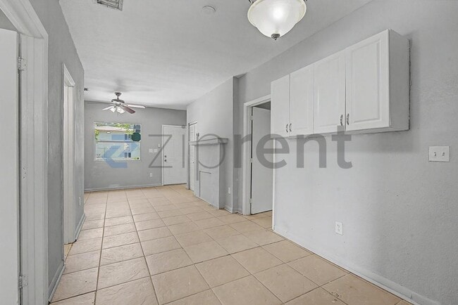 Building Photo - Unit