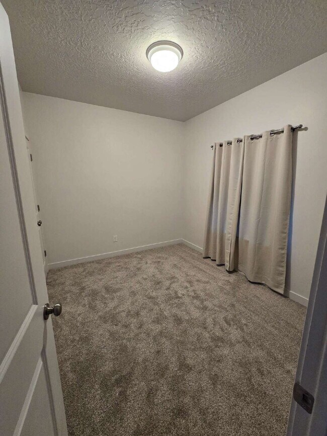 Foto del edificio - "Chic 3-Bed Townhouse with Pool Access in Bluffdale!"
