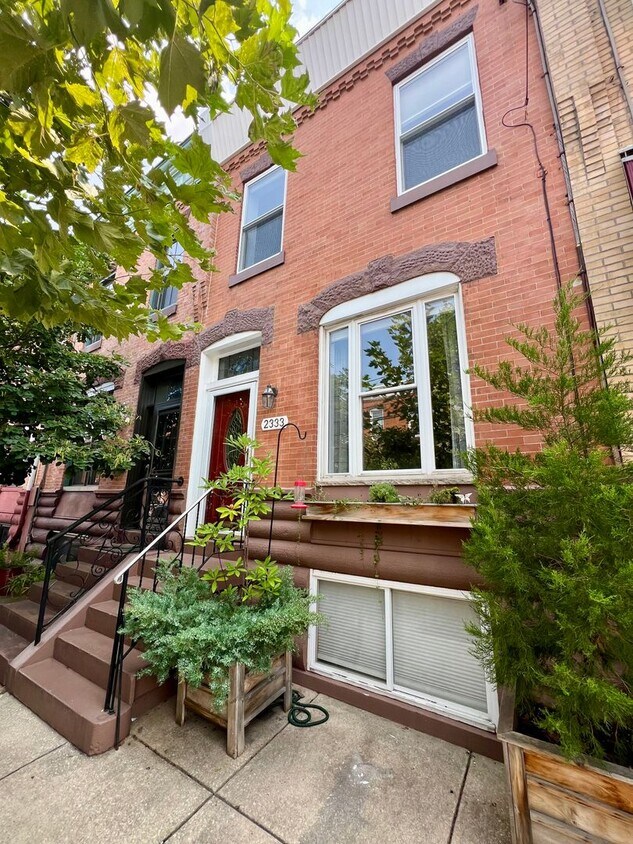 Foto principal - Stunning 3-Bedroom Townhome in South Phila...