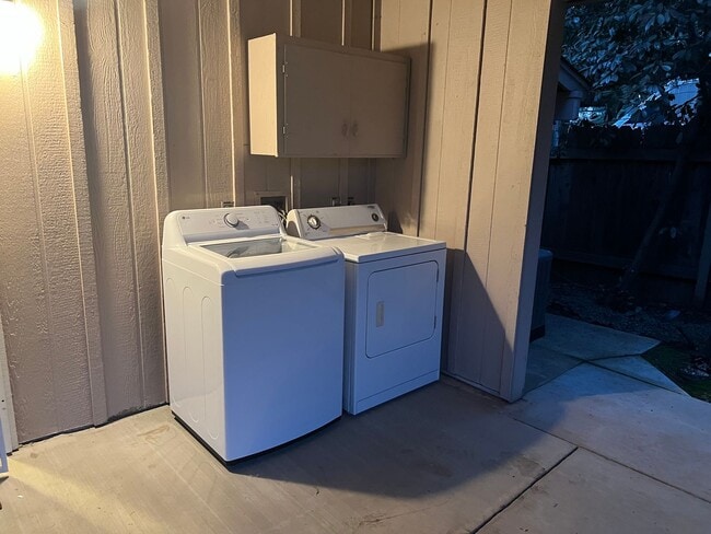 Building Photo - One Bedroom, One bath