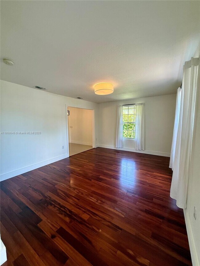Foto del edificio - 4456 SW 10th St