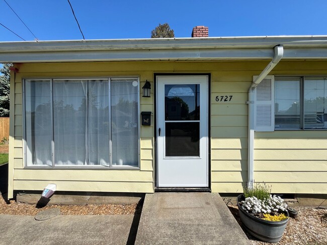Building Photo - 6727 SE Reedway St