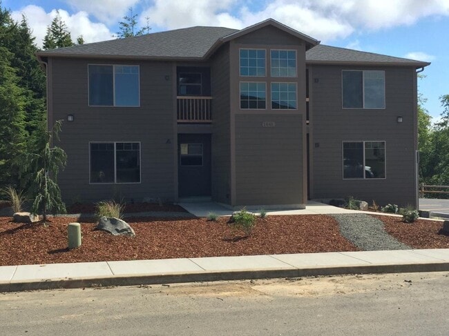 Building Photo - 1441 SE Honeysuckle Loop