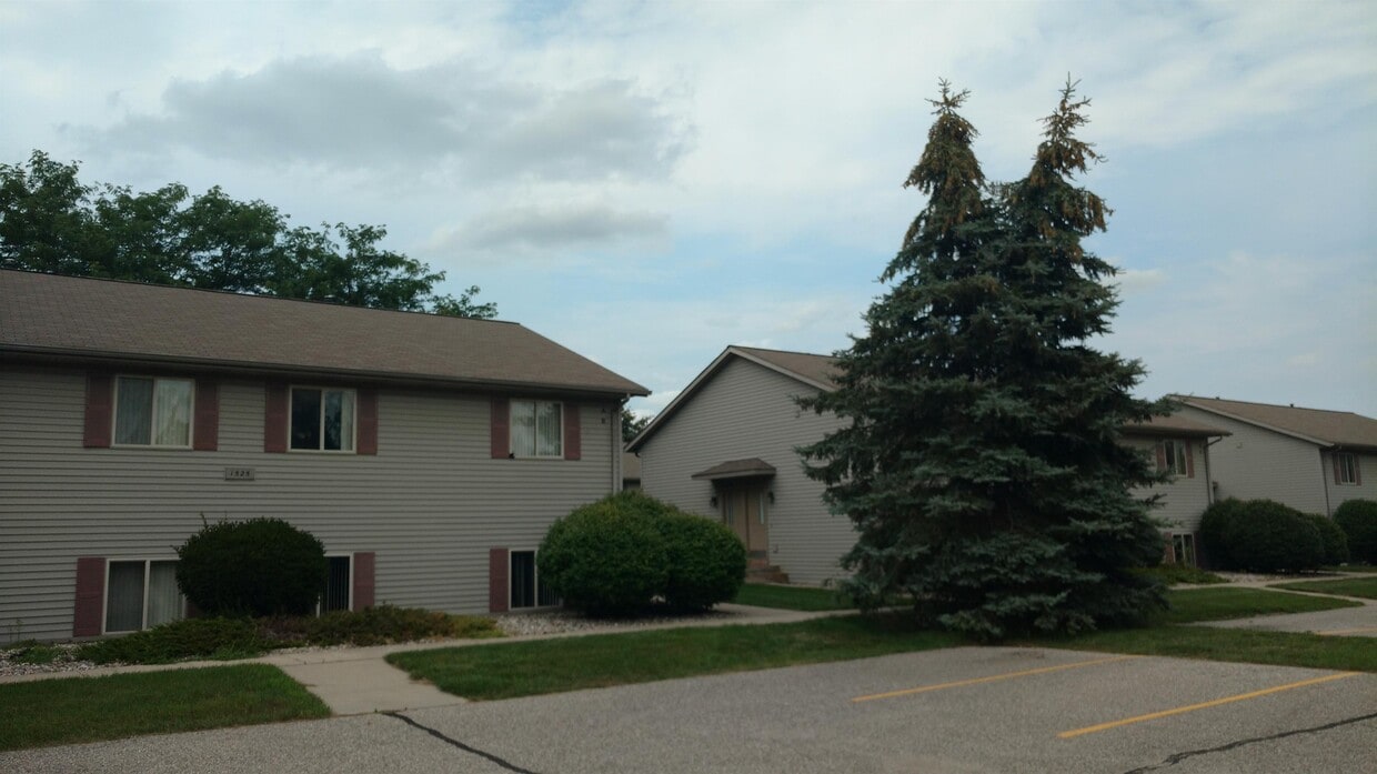 Primary Photo - 1529 E Bellows St