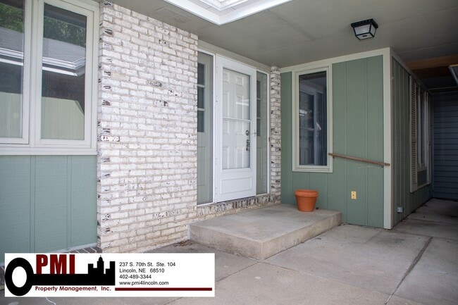 Building Photo - 4 Bedroom, 3 bathroom Duplex for rent