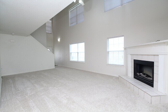 Foto del edificio - Modern 3-Bedroom Two-Story Home Featuring 2-Car Garage, Open Great Room with Fireplace, Private P...