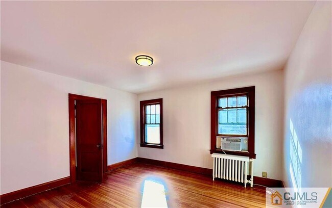 Building Photo - 560 Spruce Ave