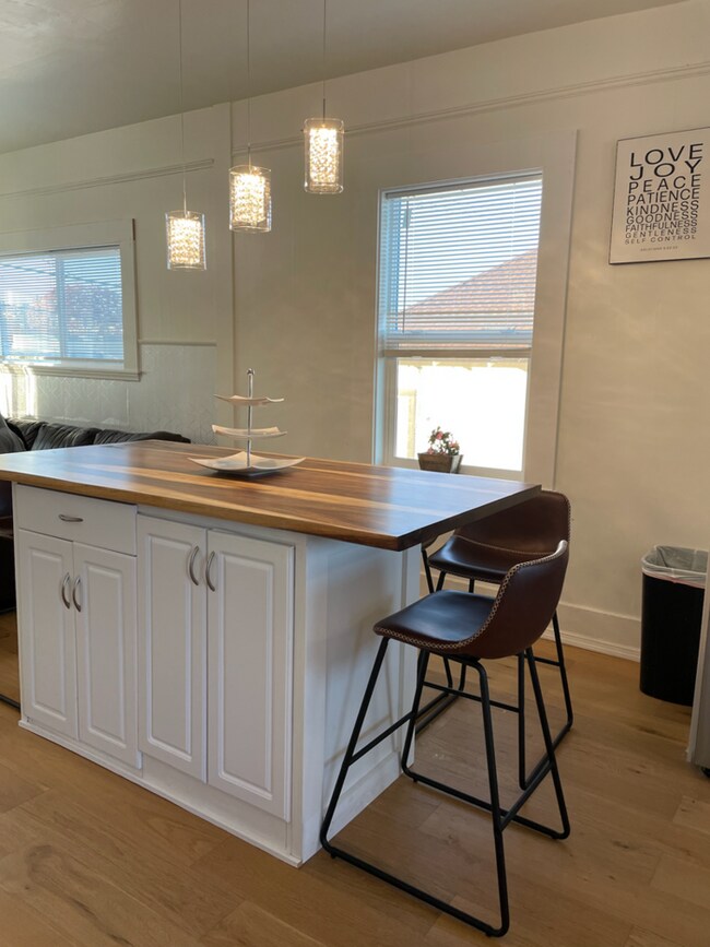 Building Photo - VACATION RENTAL! -- Centrally Located Cott...