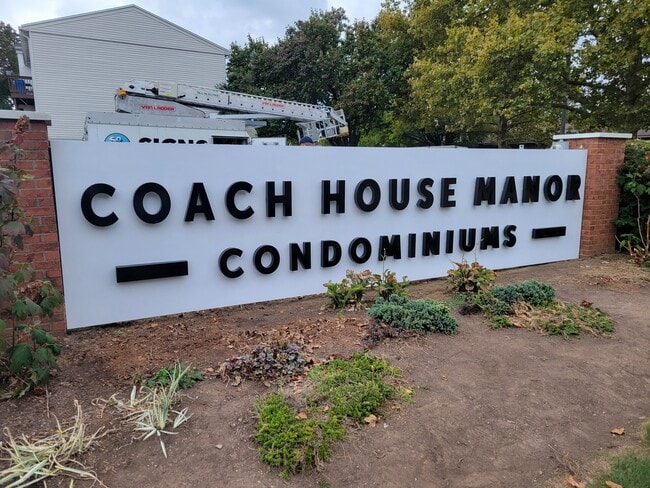 Building Photo - 5605 Coach Dr E