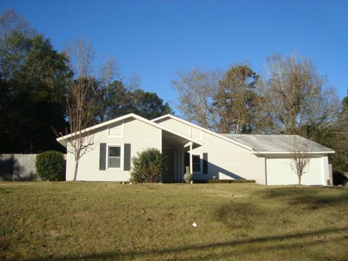 Primary Photo - Renovated 4 bedroom available now to rent!