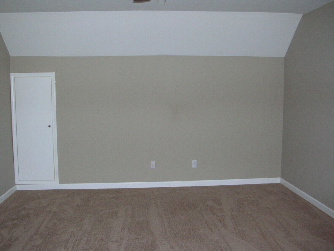 Building Photo - Coming Soon! Great 3bed/2.5bath Home Locat...