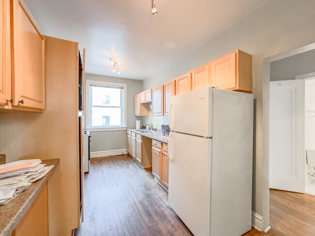 Building Photo - 1337 W Lunt Ave