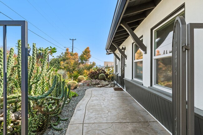 Building Photo - Comfort in Spring Valley