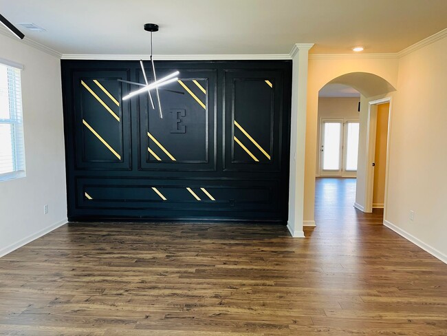 Building Photo - WOW! 5 bedrooms, 4.5 baths with a guest bedroom and full bath on the main floor. Must see!