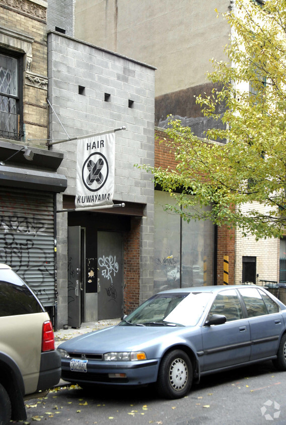 Building Photo - 212 E 10th St