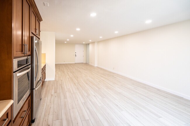 Building Photo - 10751 Wilshire Blvd