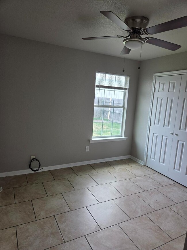 Building Photo - 305/307 Shirley Dr