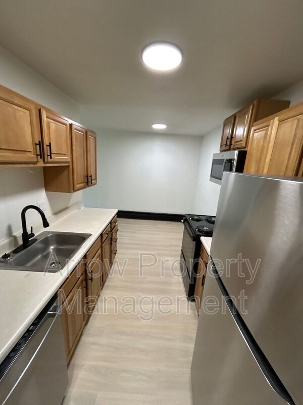 Building Photo - 215 E Arbor Ave