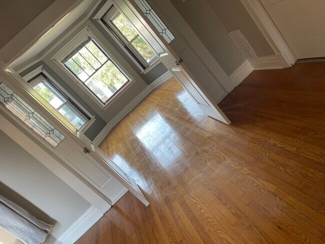 Foto del edificio - 7421 S Eberhart Ave