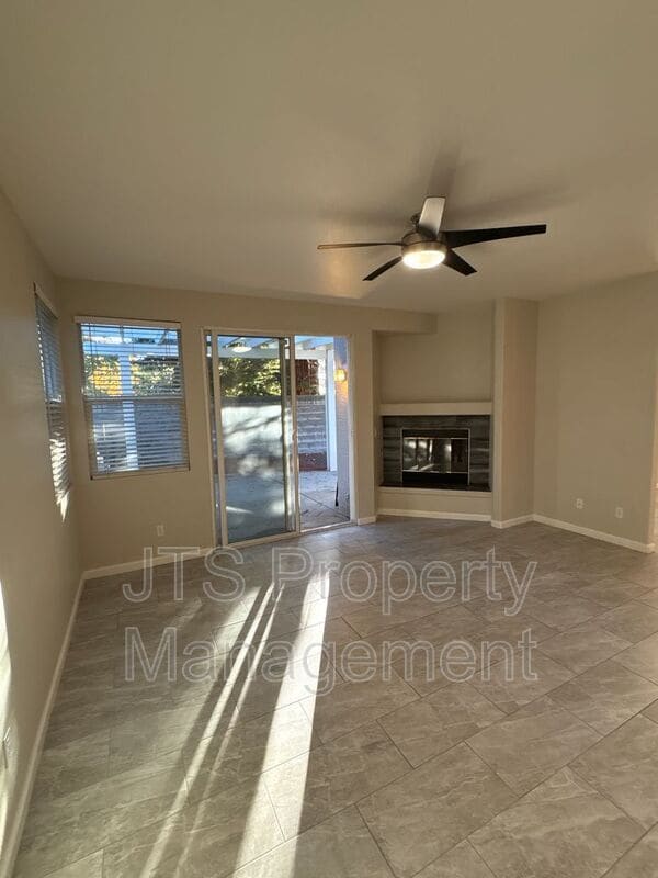 Foto del edificio - 9542 Windrose Ln