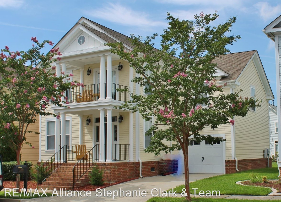 Primary Photo - 4 br, 2.5 bath House - 2954 Beachmont Ave