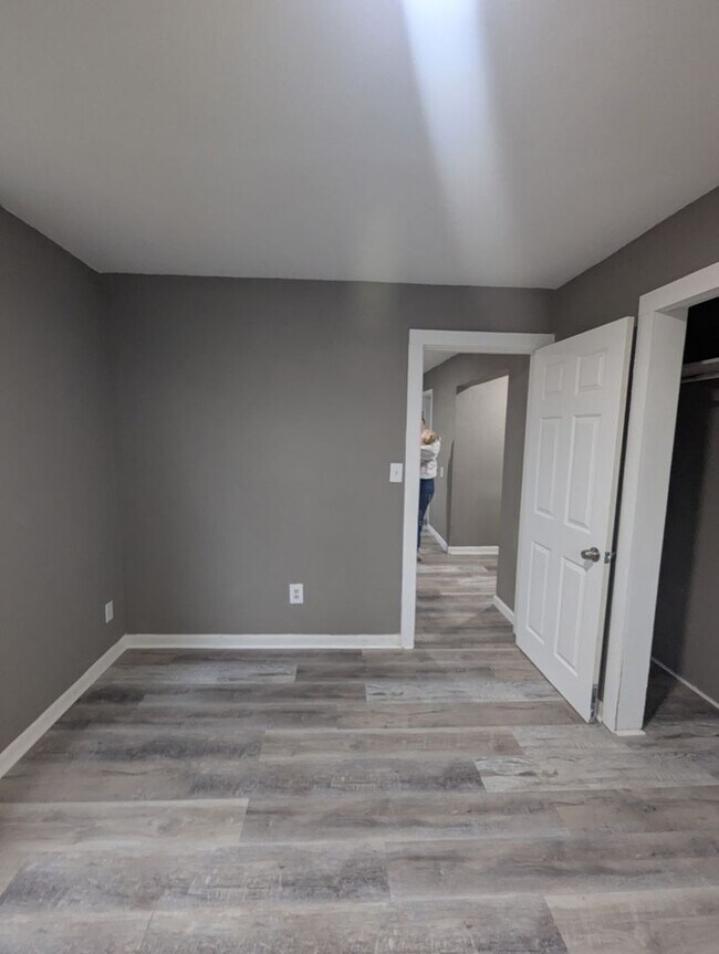 Building Photo - 3 Bedroom Home — Available December 26 in Columbus, KS!