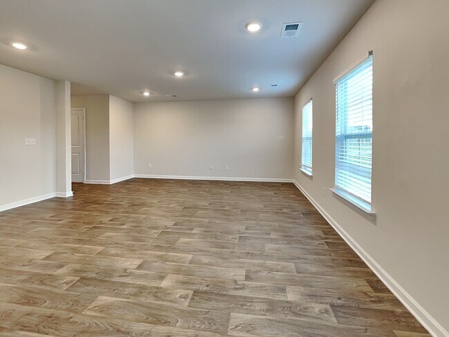 Foto del edificio - Coming Soon, Burnside Farms!