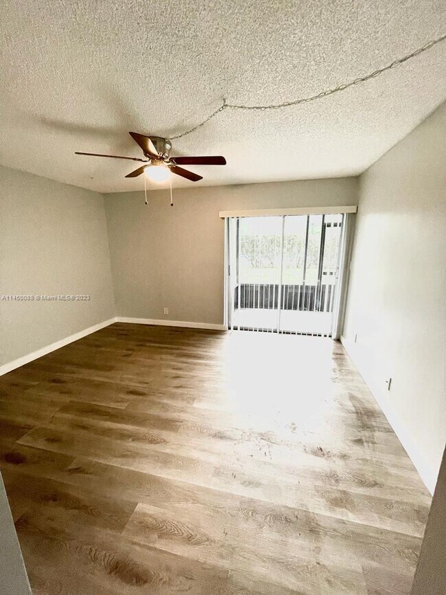 Foto del edificio - 8610 N Sherman Cir